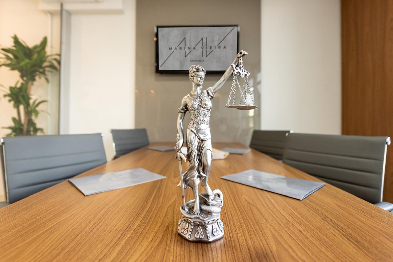 Estátua da Justiça no escritório Marina Vieira Advocacia